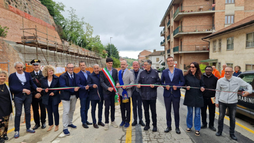 Moncalvo: taglio del nastro al muraglione e strada riaperta